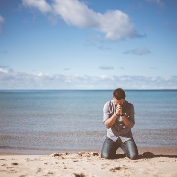 man kneeling, beach, sea