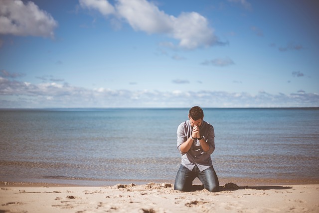 man kneeling, beach, sea
